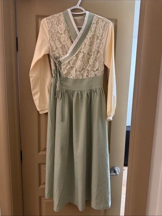 Dresses & Skirts - Women's Lace Bodice Wrap Midi Dress in Sage and Cream